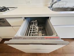 キッチン  食器洗い乾燥機ラクな姿勢で使いやすいフルオープンスライド式。