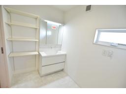 洗面スペース　洗面化粧台の横には可動式の棚あります。