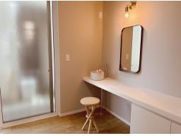 洋室(1階6.2帖)手洗い器付きのカウンター。身支度の際のちょっとした手洗いに便利です。ホテルのような雰囲気。  