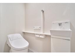 1Ｆはセパレートタイプの手洗い器が付いた、ローシルエットトイレでスッキリした印象のトイレ空間。