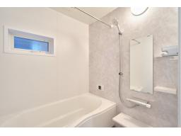 特徴のあるアクセントパネルでこだわりの浴室空間。浴室乾燥機も標準採用です。