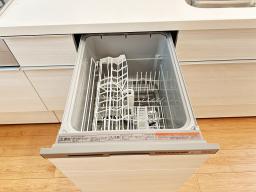 キッチン  食器洗い乾燥機ラクな姿勢で使いやすいフルオープンスライド式。