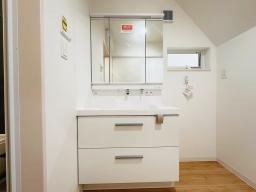 洗面化粧台(LIXIL) 機能性に優れた三面鏡(長寿命・省電力のスリムLED付)と、豊富な収納キャビネットがついたスタイリッシュな洗面台です。