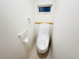 トイレ（１階）LIXILﾍﾞｰｼｱ 落ちにくい汚物汚れも、水を流すだけでツルンっと落とせる新素材“アクアセラミック”で毎日のお手入れ簡単。