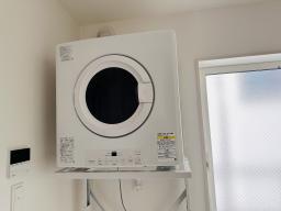 洗面室に設置された、カズ衣類乾燥機「乾太くん」家事の負担を軽減してくれる、お洗濯ものをスピード乾燥！