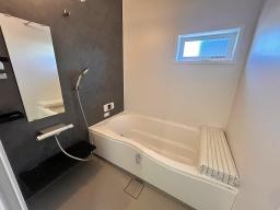 浴室(LIXIL)上質で快適な装備に包まれたバスルーム。ブラウンを基調とした落ち着きのある浴室です。一日の疲れが癒されそう。