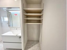 洗面スペースにも収納に便利なリネン庫を設けました。