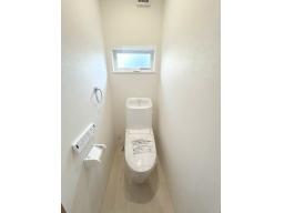 【1階トイレ(LIXIL)】地球環境に配慮した、強力洗浄の超節水トイレ！
