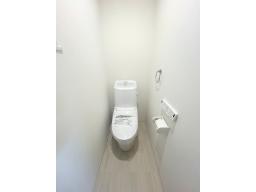【2階トイレ(LIXIL)】地球環境に配慮した、強力洗浄の超節水トイレ！