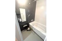 毎日のお手入れがしやすい工夫と心地よい使用感を兼ね備えた、シンプルデザインのシステムバス。