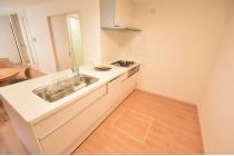 料理をしながらでもご家族との会話を楽しめる対面キッチン♪　※写真中の家具等の調度品は売買対象に含まれません。