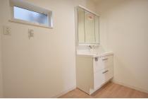 機能性に優れた三面鏡（長寿命・省電力のスリムLED付）と、豊富な収納キャビネットがついたスタイリッシュな洗面化粧台です。　