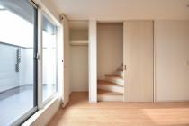 2階7.5帖　バルコニーに面した明るいお部屋です。