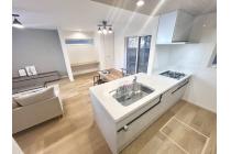 ３口ガスコンロ・無水両面焼グリル付・食洗器・キッチンコンセントあり。引出しを滑らかに引き込む機構と奥行きいっぱいまで引き出せるフルエクステンション構造を採用した高品位仕様。