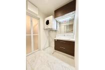 スリムＬＥＤ照明・３面鏡・全収納 家族の小物の整理に便利なミラーキャビネット。アッパーキャビネットやタオルクリップも付いてます。