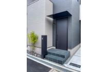 玄関ひさしや玄関扉、ポストまでブラックで統一され、ミニマルでスタイリッシュモダンな佇まいです。現地（2025年5月）撮影　