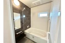 ダブルの保温構造でお湯が冷めにくいサーモスバスS採用。毎日の疲れをいやす浴室は1坪タイプです。足を伸ばしてゆっくりとくつろげます。