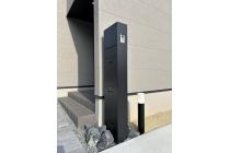 スタイリッシュなブラックの宅配BOX付き門柱を採用。再配達の手間を省き、毎日の暮らしにゆとりをもたらします。（2025年6月）撮影