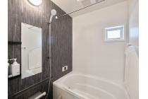 お湯が冷めにくい、浴槽保温材と保温組フタの「ダブル保温」構造。くるりんポイ排水口など毎日のお手入れもラクラク。ガス温水浴室暖房乾燥機付です。