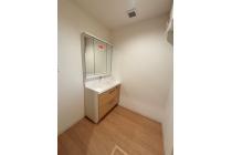 毎日使うものだから清潔な空間を保ちたい水回り。洗面化粧台にはそんな願いを解消させてくれる収納アイデアが満載です。三面鏡の裏側には小物から背の高い物まで収納できます。