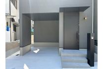 【玄関の様子】YKKapの美しいカームブラックの玄関扉。LIXILマットブラックの機能門柱（宅配BOX付）シックトーンで統一感が生まれました。