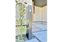 スタイリッシュなブラックの宅配BOX付き門柱を採用。再配達の手間を省き、毎日の暮らしにゆとりをもたらします