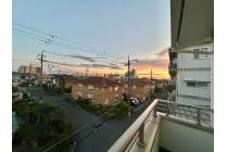 バルコニーから見た景色。気軽に外の新鮮な空気を吸いながらリラックスできる場所です。（2025年7月撮影）