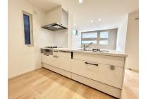 手元から足元までがすべてスライド式で収納力抜群のシステムキッチン。３口コンロ（無水両面焼きグリル）・食器洗い乾燥機・オールインワン浄水栓付きです。