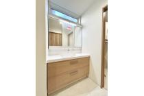 毎日使うものだから清潔な空間を保ちたい水回り。洗面化粧台にはそんな願いを解消させてくれる収納アイデアが満載です。三面鏡の裏側には小物から背の高い物まで収納できます。