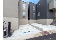 間口8.2m、車2台駐車可能。車通りが少なく幅広な前面道路は、ストレスフリーなゆったり駐車を叶えます。