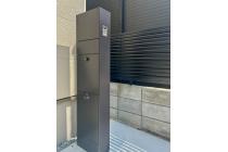 スタイリッシュでミニマルな宅配BOX付き門柱を採用。不在がちな共働き家庭でも荷物の受け取りがスムーズ。再配達の手間を省き、毎日の暮らしにゆとりをもたらします。