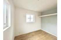 【2階洋室5.2帖】オープンクローゼットにアクセントクロス使用、見せる収納でインテリアにもこだわることができる♪