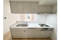 手元から足元までがすべてスライド式で収納力抜群のシステムキッチン。３口コンロ（無水両面焼きグリル）・食器洗い乾燥機・オールインワン浄水栓付きです。