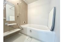 お湯が冷めにくい、浴槽保温材と保温組フタの「ダブル保温」構造。くるりんポイ排水口など毎日のお手入れもラクラク。ガス温水浴室暖房乾燥機付です。