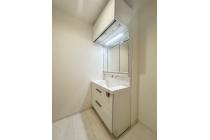 機能性に優れた三面鏡（長寿命・省電力のスリムLED付）と、豊富な収納キャビネットがついたスタイリッシュな洗面化粧台です。