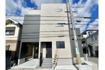 コンパクトでスタイリッシュな外観が特徴的。揺れを吸収して建物の損傷を抑える制震ダンパーを採用。繰り返しの地震にも強く、クロスのひび割れや家具の転倒リスクも低減。大切な家族と住まいを守る、安心の備えです。（2025年11月撮影）