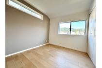 【2階洋室5.2帖】2階洋室は振り分けタイプ。プライベート時間もゆったりと過ごせる住まい。収納が随所に備わっています。