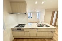 手元から足元までがすべてスライド式で収納力抜群のシステムキッチン。３口コンロ（無水両面焼きグリル）・食器洗い乾燥機・オールインワン浄水栓付きです。