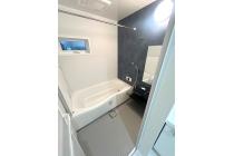 【浴室】お手入れしやすい仕様。カウンターや床はお掃除しやすく、清潔感をキープできます。