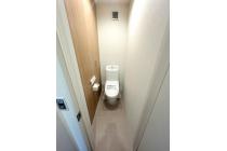 【トイレ】アクセントクロスは温かみのある木目調のデザインを採用。落ち着いた雰囲気を演出します。