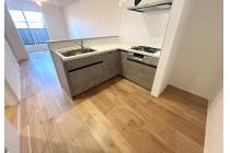 【キッチン】互い違いの2段の棚によって、高さの違う物が収納できるコーナーキャビネット付き。収納力抜群のキッチンです！