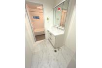 【洗面化粧台】スタイリッシュな三面鏡付き洗面化粧台。収納力も高く、細かい日用品もスッキリ整理できます。