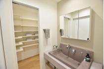 独立洗面台　パントリー