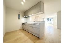 手元から足元までがすべてスライド式で収納力抜群のシステムキッチン。３口コンロ（無水両面焼きグリル）・食器洗い乾燥機・オールインワン浄水栓付きです。※画像はイメージです。