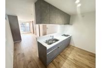 手元から足元までがすべてスライド式で収納力抜群のシステムキッチン。３口コンロ（無水両面焼きグリル）・食器洗い乾燥機・オールインワン浄水栓付きです。