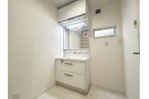 毎日使うものだから清潔な空間を保ちたい水回り。洗面化粧台にはそんな願いを解消させてくれる収納アイデアが満載です。三面鏡の裏側には小物から背の高い物まで収納できます。※画像はイメージです。