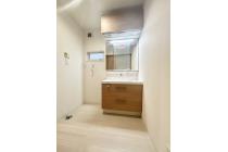 毎日使うものだから清潔な空間を保ちたい水回り。洗面化粧台にはそんな願いを解消させてくれる収納アイデアが満載です。三面鏡の裏側には小物から背の高い物まで収納できます。