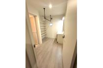 【洗面スペース】広々3.3.帖！アイアンハンガーが設置されており、洗濯物の仮置きや雨の日の室内干しにも最適。