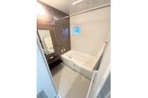 【浴室】お手入れしやすい仕様。カウンターや床はお掃除しやすく、清潔感をキープできます。