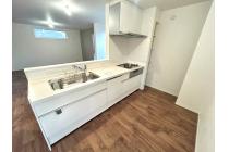 【キッチン】リビングを見渡せる対面キッチン。ご家族との会話を楽しみながらお料理ができます♪